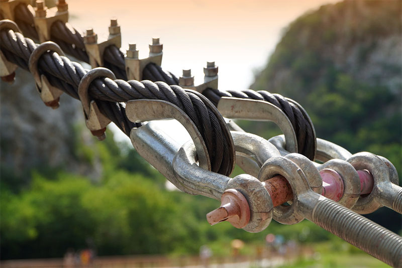 The use of wire rope clamps.